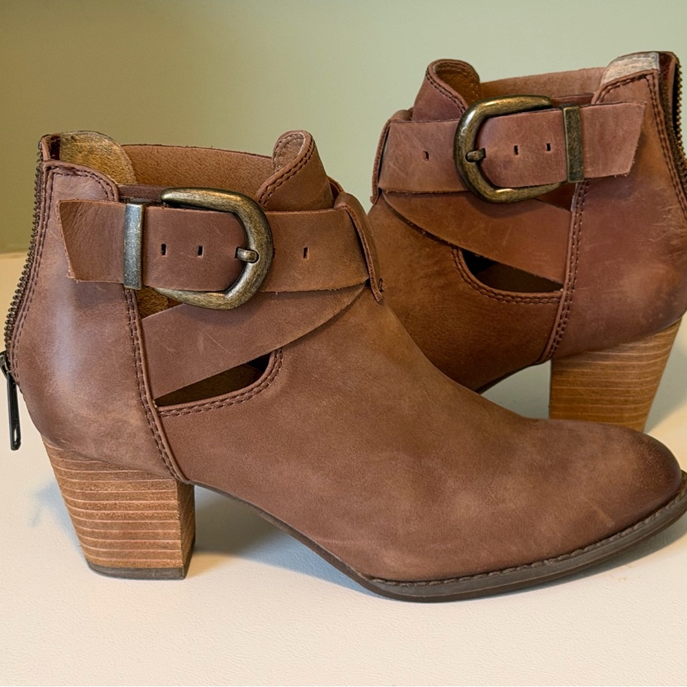VIONIC - like new Women’s Brown Leather Buckle Ankle Bootie size 6